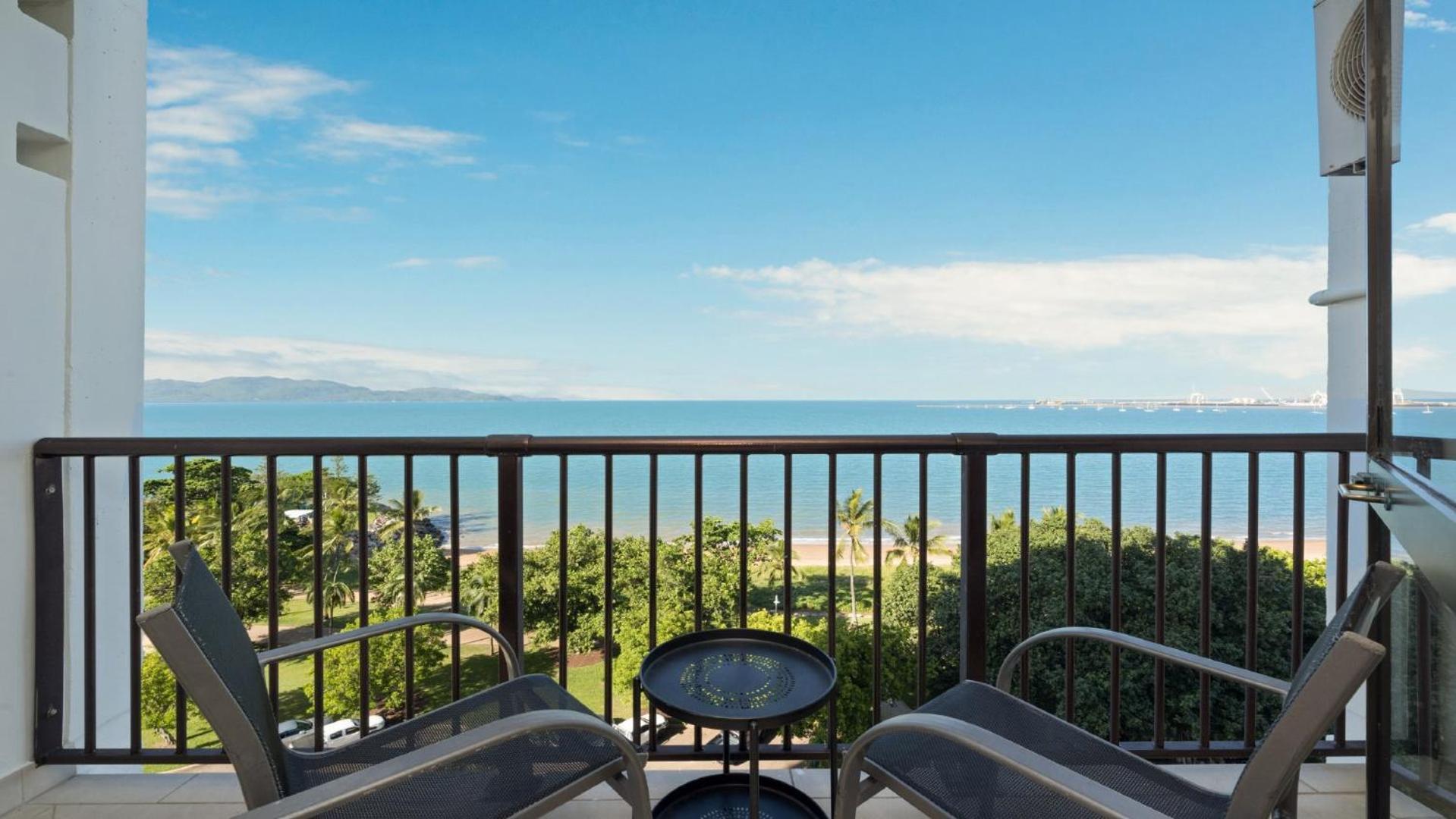 810 - Idyllic Location With Views Holiday home Townsville